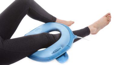 Udobna uporaba za terapijo z aplikatorjem A8P za težave s koleni. Lahko se natakne in zagotovi globoko intenzivno aplikacijo določenega dela telesa.